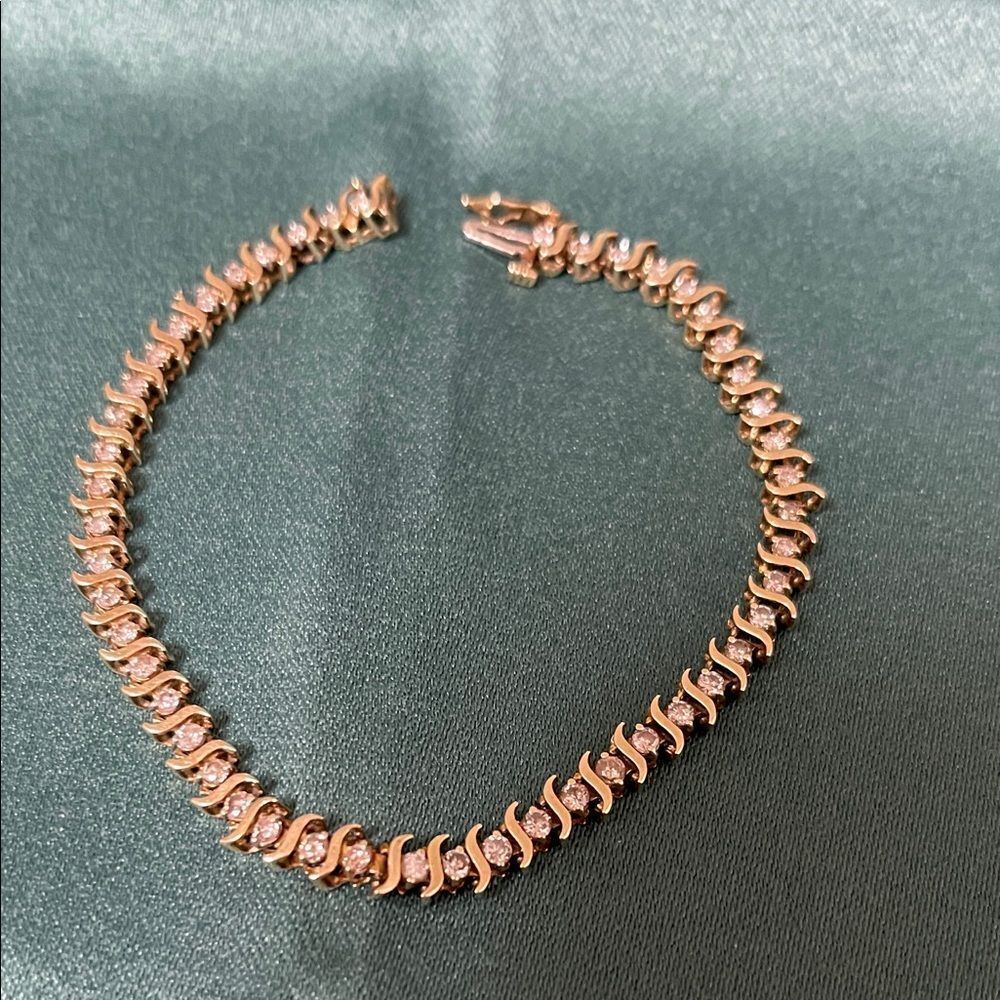 Beautiful Vintage 10K Yellow “S” Link Gold 2tcw diamond Tennis Bracelet 8.1g.